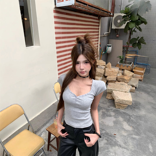 V-neck short-sleeved T-shirt for women 2025 summer slim inner wear design hot girl simple slim short versatile top trendy