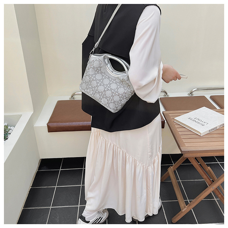 Summer fashion women's versatile hand-held niche crossbody design 2025 simple crossbody bucket bag, new Korean style for commuting undefined