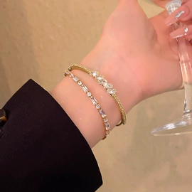 耳环;耳钉;项链