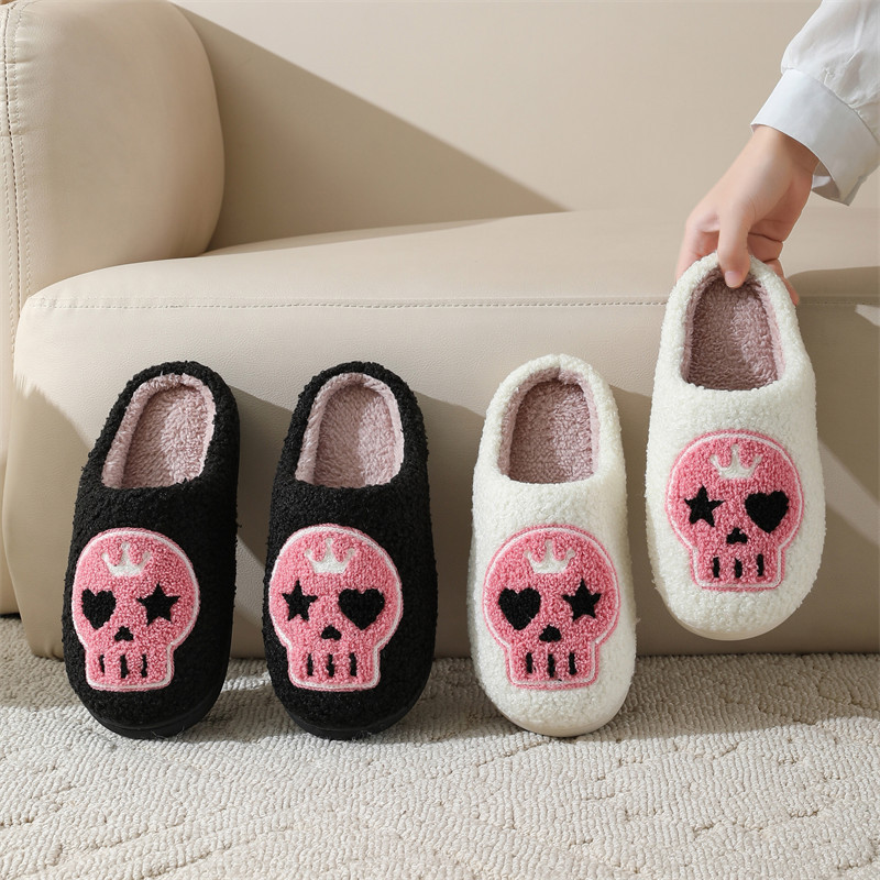 Chaussons en peluche squelette d'Halloween, pantoufles à bout fermé, chaussures de maison confortables et chaudes à enfiler, pantoufles mignonnes en fourrure douce pour hommes et femmes S045_voghion.com