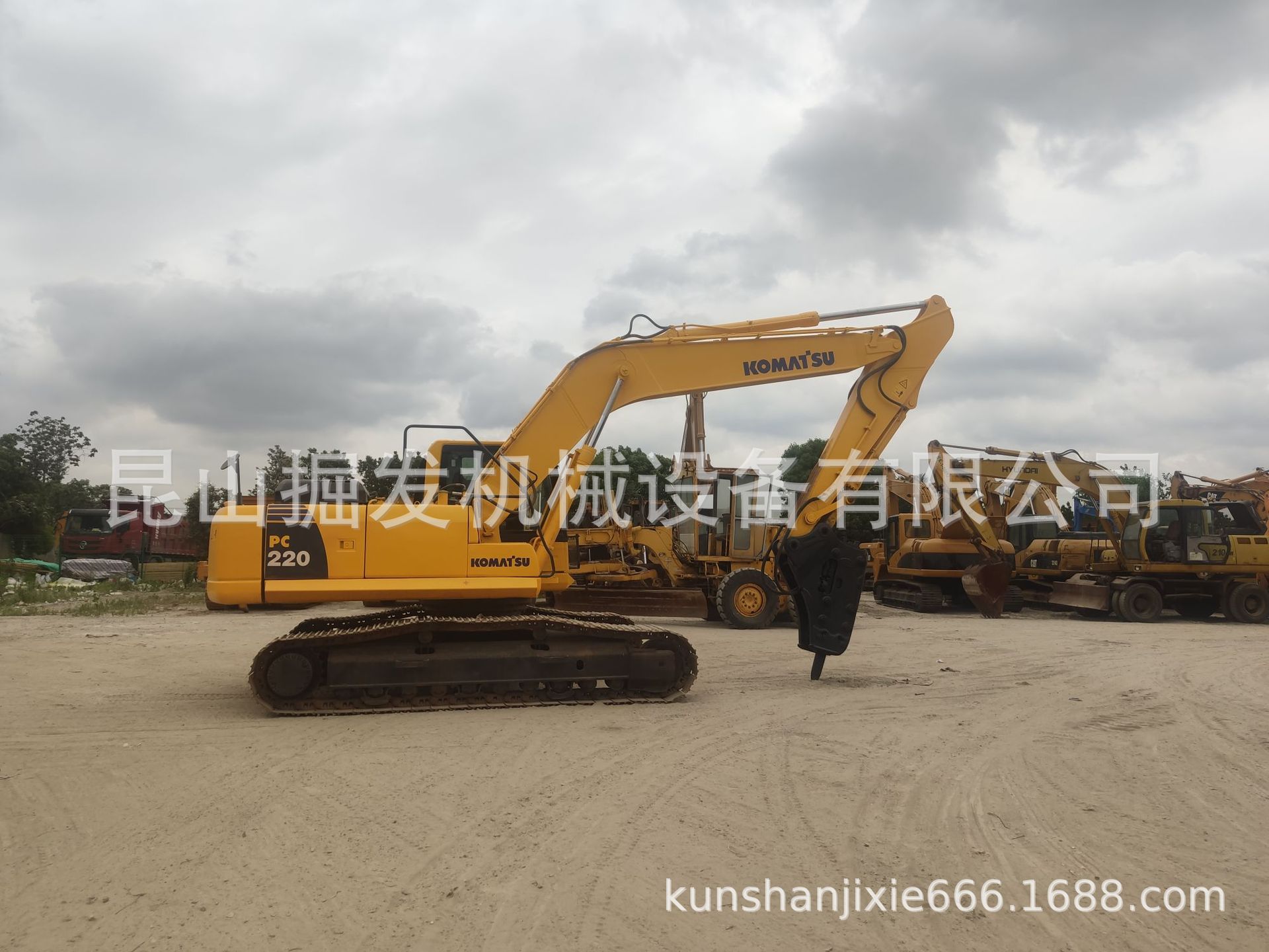 二手出售小松pc220-8挖掘机 带破碎锤  现