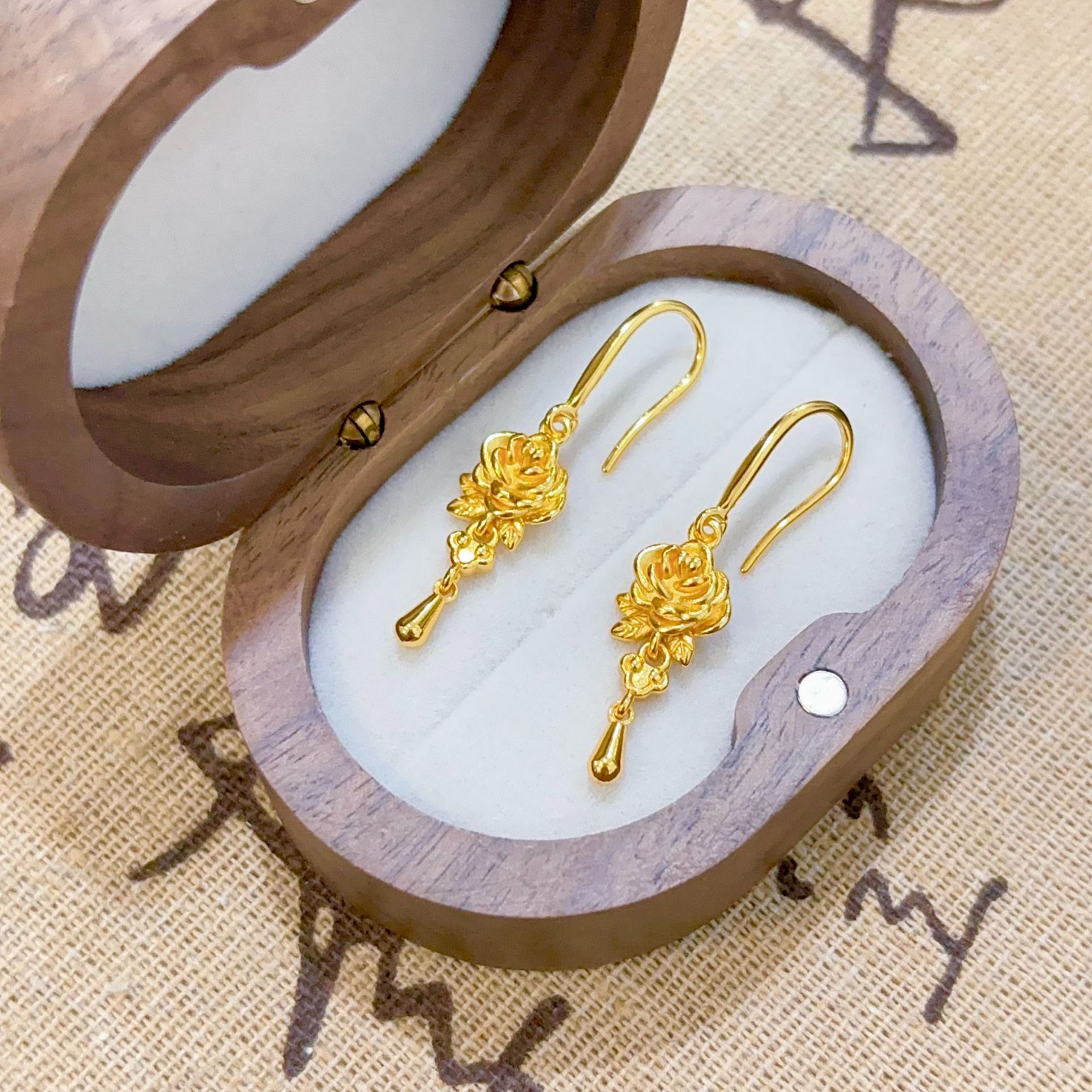 New Gold Rose Drop Earrings Women's Vintage Elegant Earrings Fashion High-end Sense First Jewelry