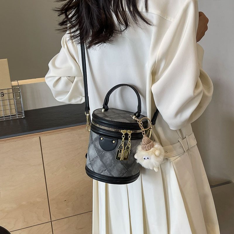 Bolso de mano popular este año, bolso de mano caliente para mujeres 2024, nuevo bolso de tendencia universal, bolso de balde de color de choque de alto nivel