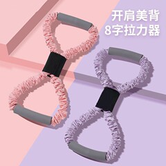 8字のラリーの女性は背中を伸ばして神器のヨガの美背を伸ばして胸を広げます。