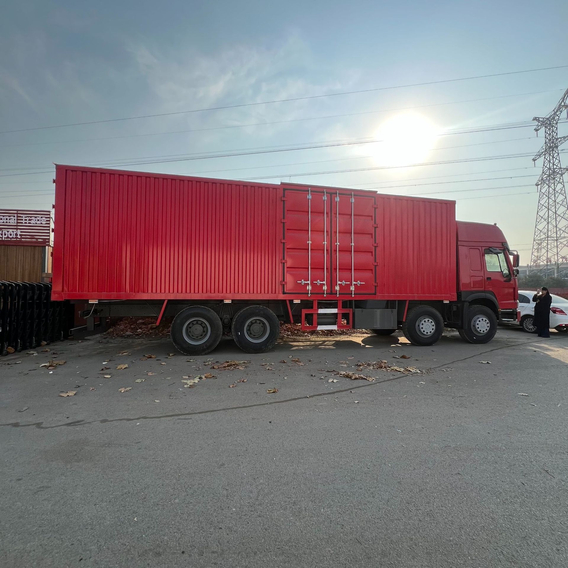 Trading market for Red Rock Jieshi wide-body mining dump trucks, heavy-duty HOWO flatbed trucks for purchase and transportation
