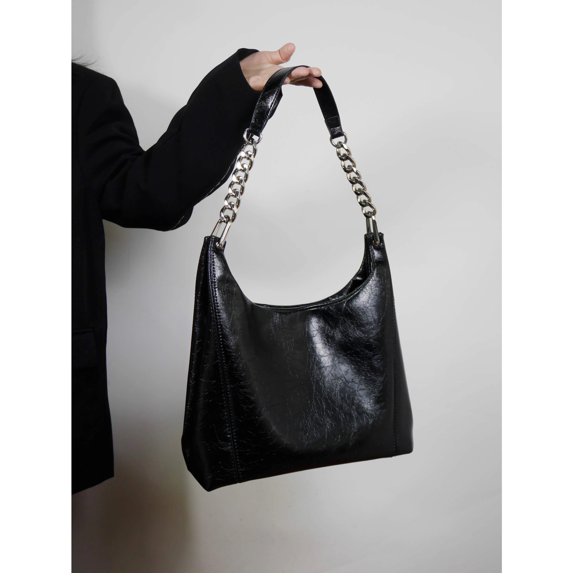 Bolso de cadena portátil con sensación de relajación mujer de gran capacidad 2024 nuevo bolso de desplazamiento de trabajo con sentido avanzado de otoño