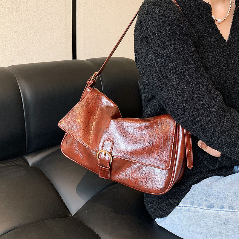 Bolsa de transporte transfronterizo de cuero suave de hombro brazo bolsas de mujer versátiles 2025 nueva gran capacidad bolsas retro