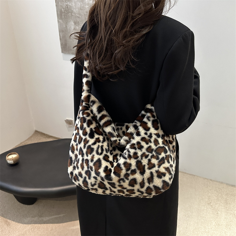 Otoño y invierno nuevo estilo de lana personalidad estampado leopardo tendencia callejera 2024 ocio de gran capacidad de peluche de hombro bolso de mujer