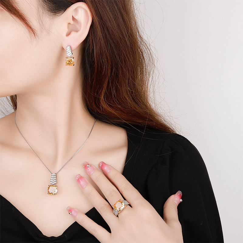 2024 nuevo Zhuang Sheng joyería diamante de alto carbono hielo flor corte cobre incrustaciones diamante amarillo luz traje de lujo hembra 12*12*10*10