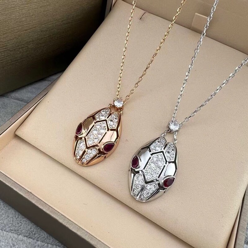 New Model V Gold Inlaid with Diamonds, White Shell, Red Agate High-End Snake Head Necklace, Bv Letter Fine Craftsmanship Collarbone Chain, Women's Sweater Chain