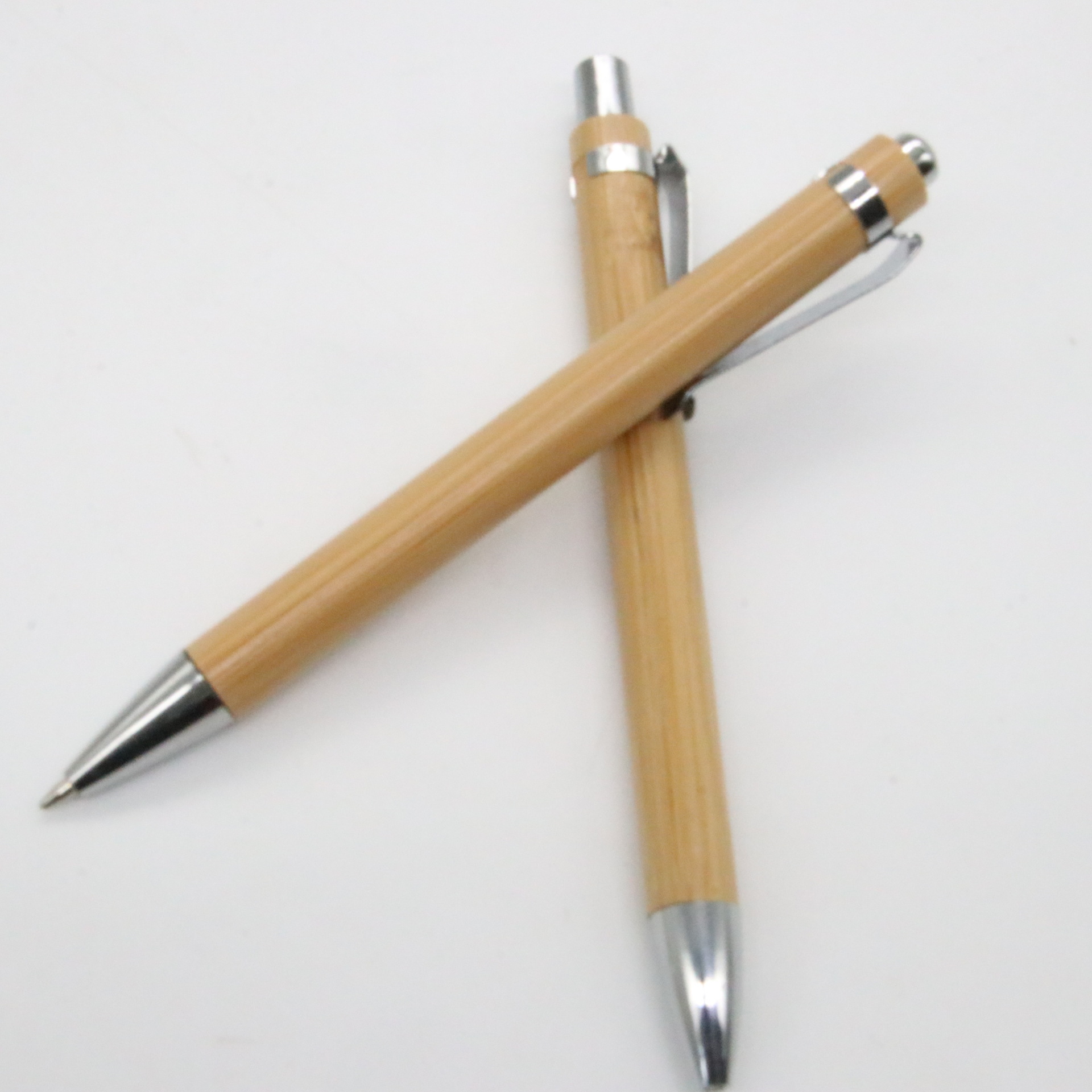 Pluma de bambú 50 unidades en una caja de recarga de aceite mediano en stock impresión láser logo recarga núcleo azul o núcleo negro