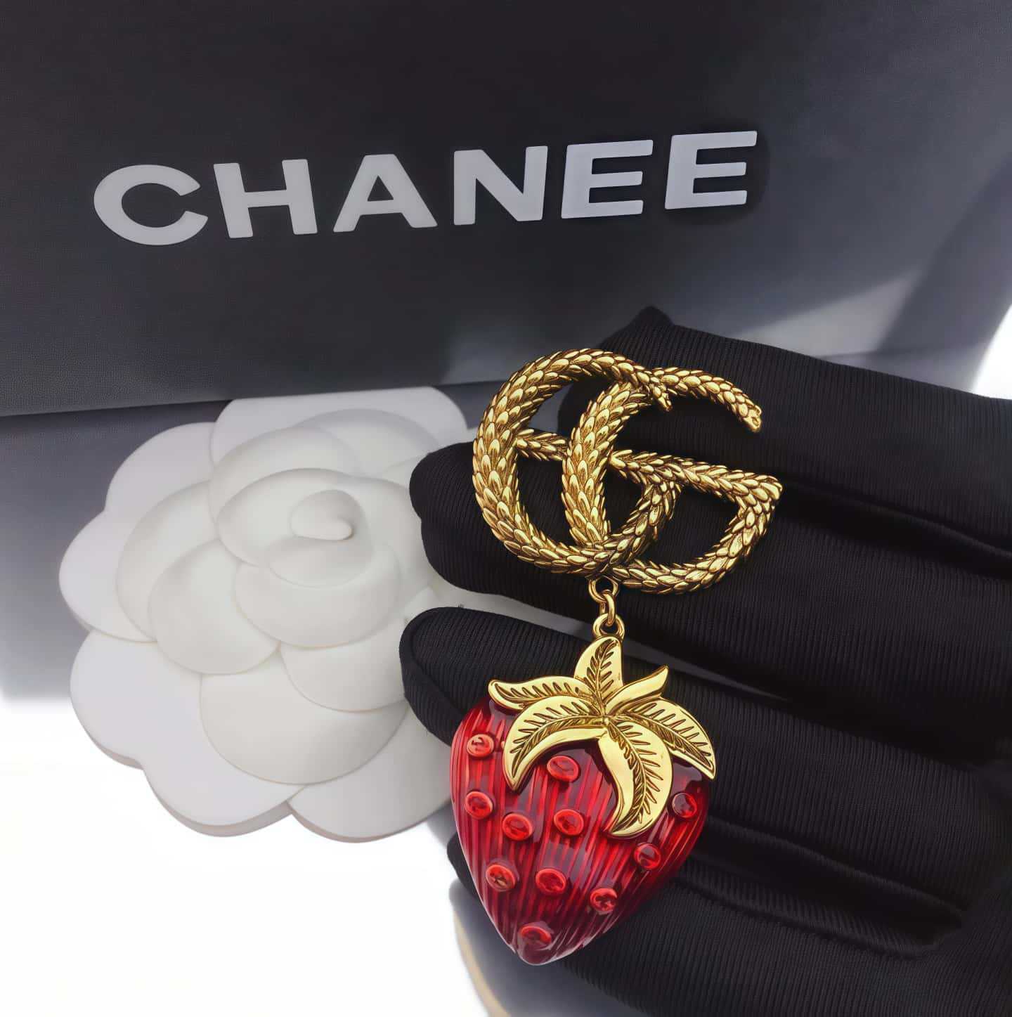 G's Ge's Strawberry Pendant Brooch French Retro Double G Letter Corsage Classic Texture Celebrity Design Accessories