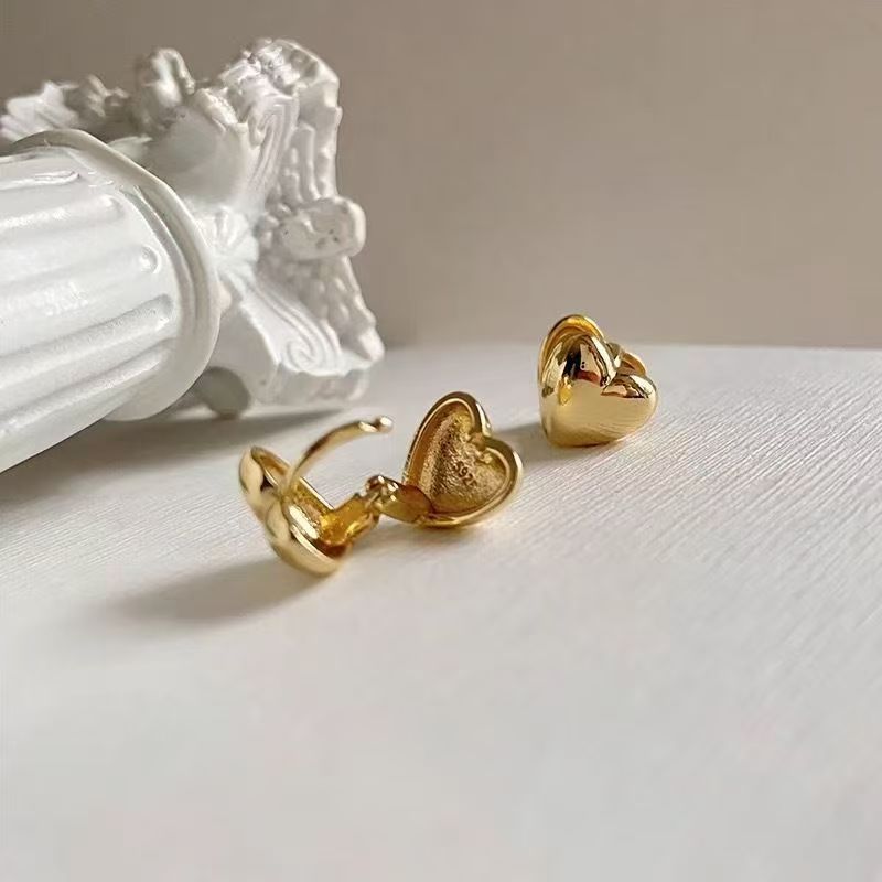 Venta caliente transfronteriza hebilla de oreja de corazón de melocotón súper parpadeante Pendientes simples y exquisitos en forma de corazón de amor francés Pendientes de lujo ligero de alta calidad al por mayor