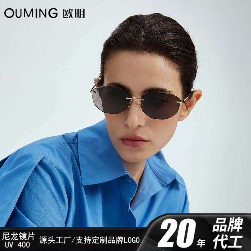 New frameless sunglasses for women, with a sophisticated design that enhances facial features and provides UV protection, made of nylon. Model 7367