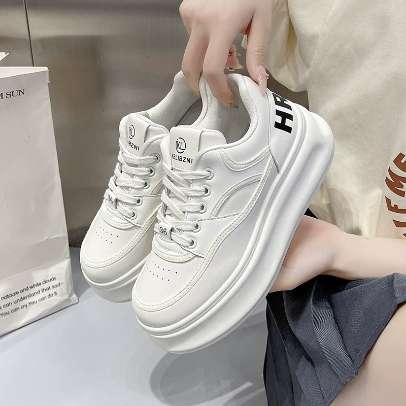 Тонкая модель с юбкой, увеличенные толстые подошвы, маленькие белые туфли, женские 2024 новые взрывные летние дикие легкие спортивные туфли