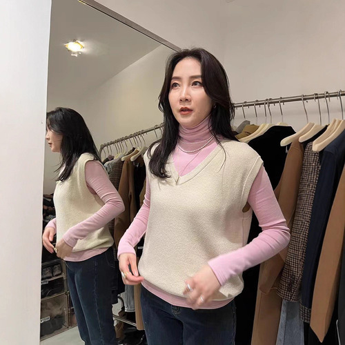 Pile-neck brushed bottoming shirt for women—autumn and winter long-sleeved T-shirt, all-match, highly elastic, slim-fit top for outerwear, versatile style.