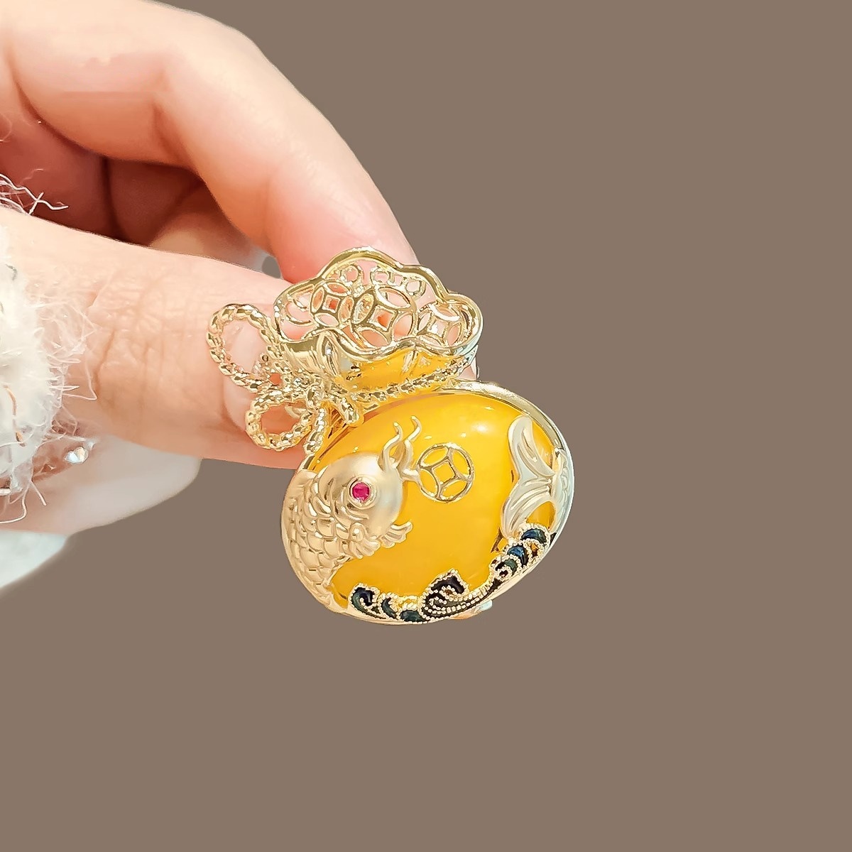 Chinese style koi lucky bag brooch enamel beeswax money bag antique corsage high sense fortune temperament cheongsam pin