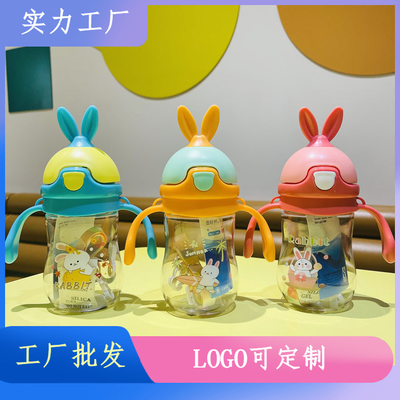 Fábrica al por mayor de los niños taza de paja PC de plástico taza de agua jardín de infantes bebé agua potable con mango taza de beber bebé