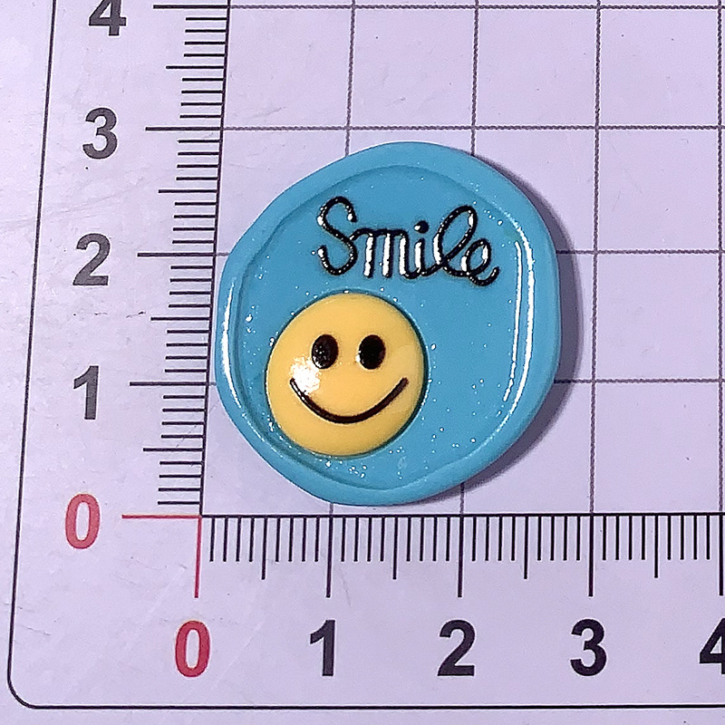 Resina sonriente creativa con cáscara de teléfono móvil agujero agujero zapatos llaveros taza de agua aislante DIY accesorios para el cabello caja de almacenamiento refrigerador