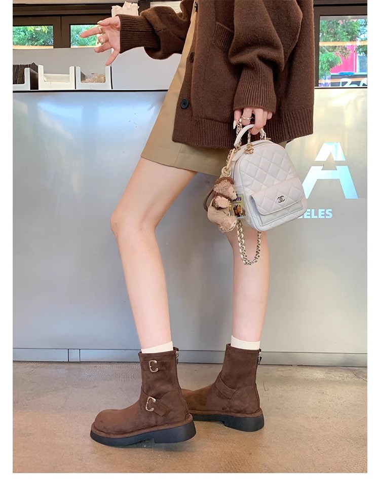 Grape Mom otoño e invierno nuevo estilo retro locomotora hebilla punta redonda suela gruesa botas cortas de tubo medio aumentadas botas de caballero mujeres image 7
