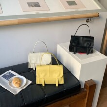 百搭新款头层牛皮邮差包2026春季款手提单肩斜挎极简设计信使包