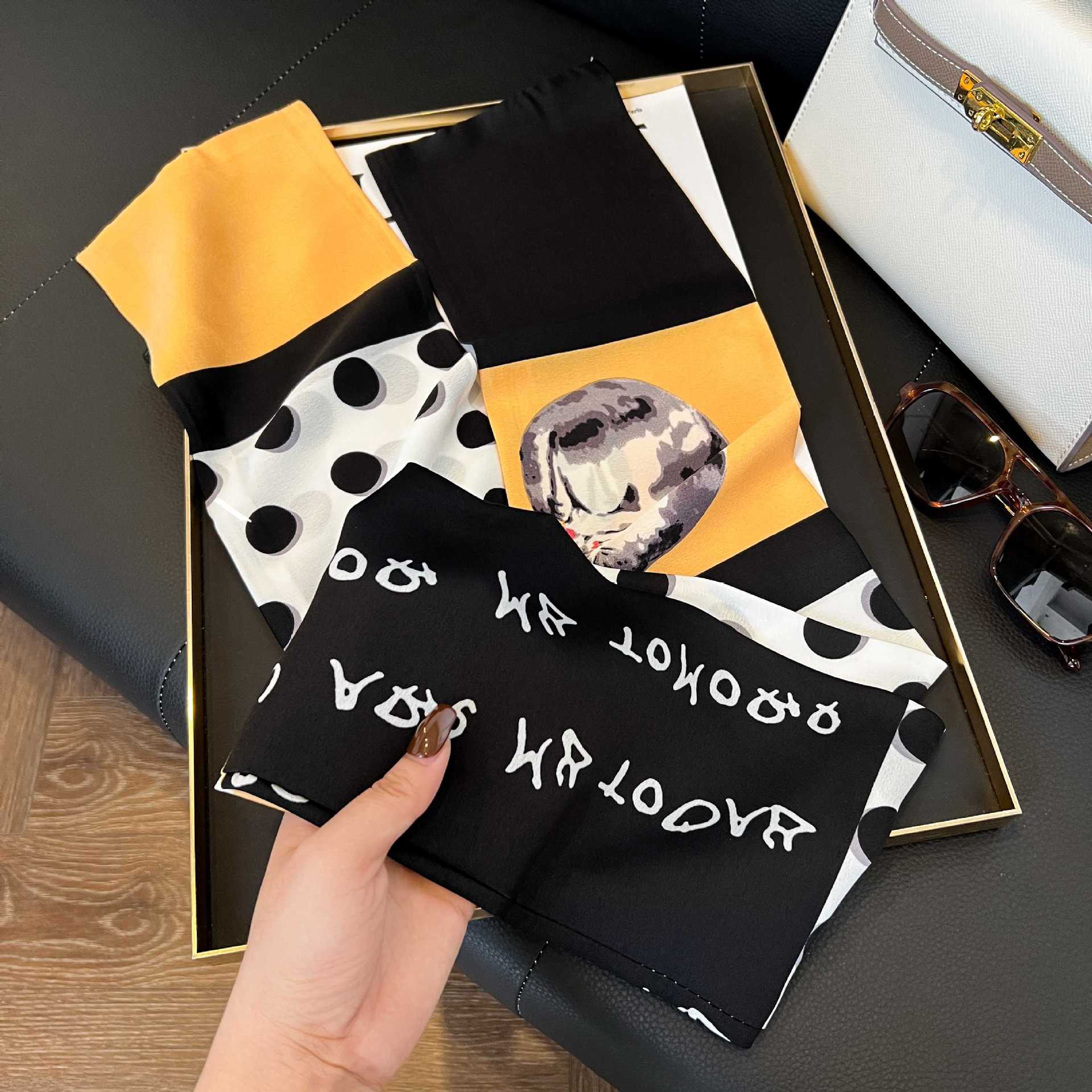 Nueva bufanda de seda pequeña banda larga estrecha para el cabello mujer estilo primavera y otoño moda madre bufanda estilo verano estilo fino serpentina bufanda al por mayor