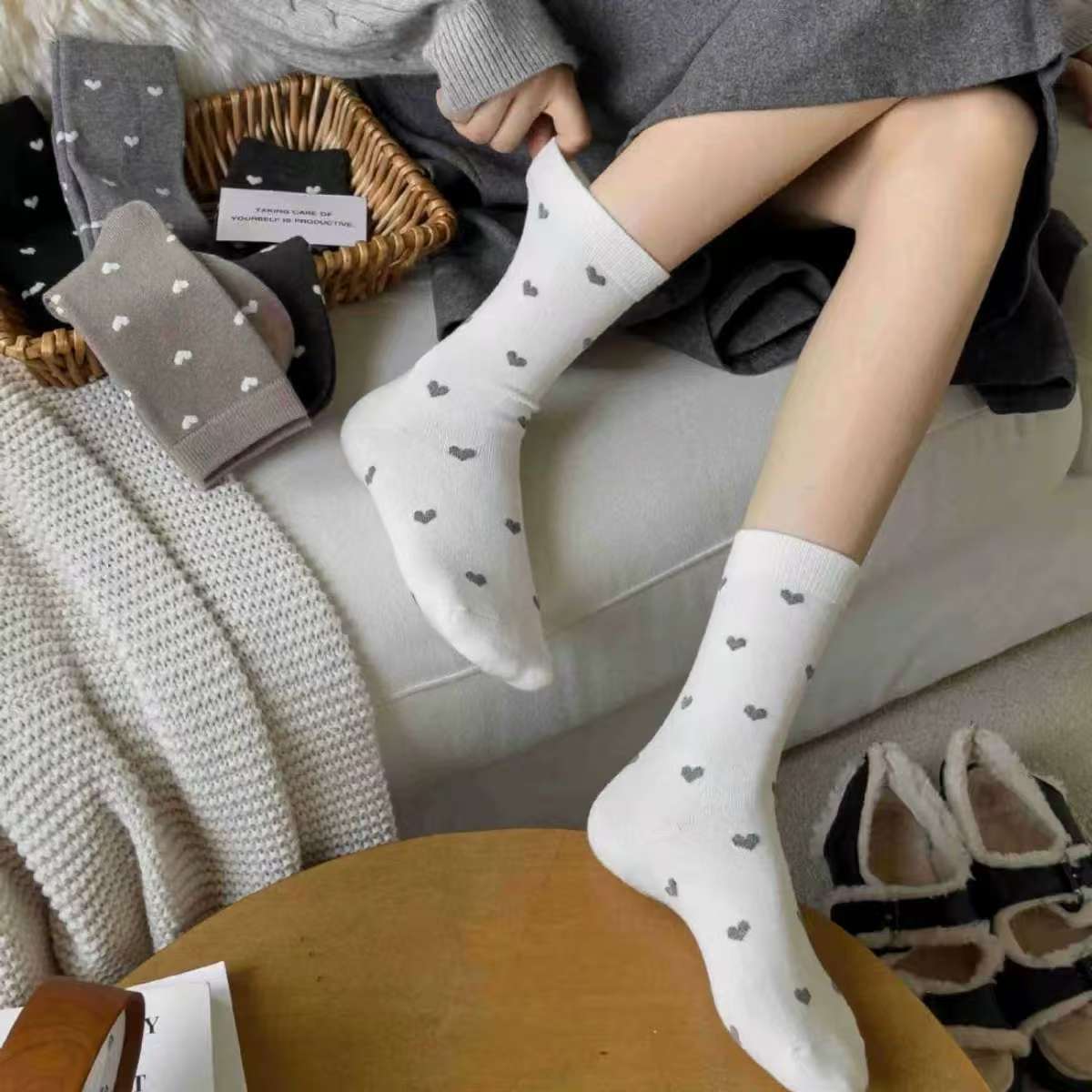 2025 nuevos calcetines de primavera y otoño retro punto de onda pequeño amor de color sólido calcetines simples versátiles calcetines de mujer image 4