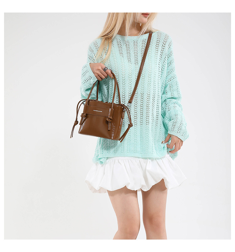 A new 2025 versatile, casual and simple large-capacity handbag for commuting, a lightweight solid color crossbody bag for women in summer undefined
