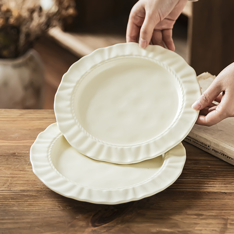 Plato plano de color crema de alto valor, platos caseros, platos de postres, platos de platos exquisitos, platos en forma de encaje, platos de platos