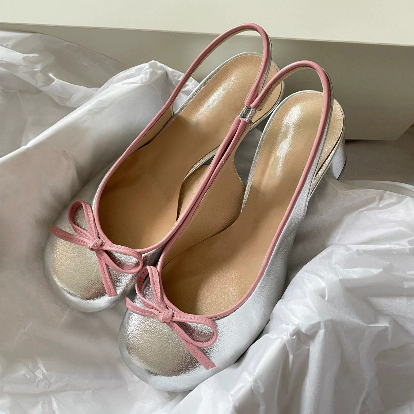 Версия из воловьей кожи ~ босоножки на высоком каблуке из натуральной кожи с французским бантом для женщин, летние серебряные босоножки и тапочки на толстом каблуке среднего размера в римском стиле