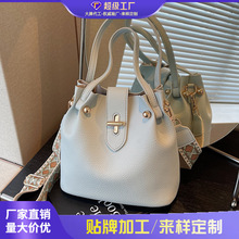 外单高级感包包女款2026新款潮春夏时尚百搭手拎包通勤斜挎水桶包