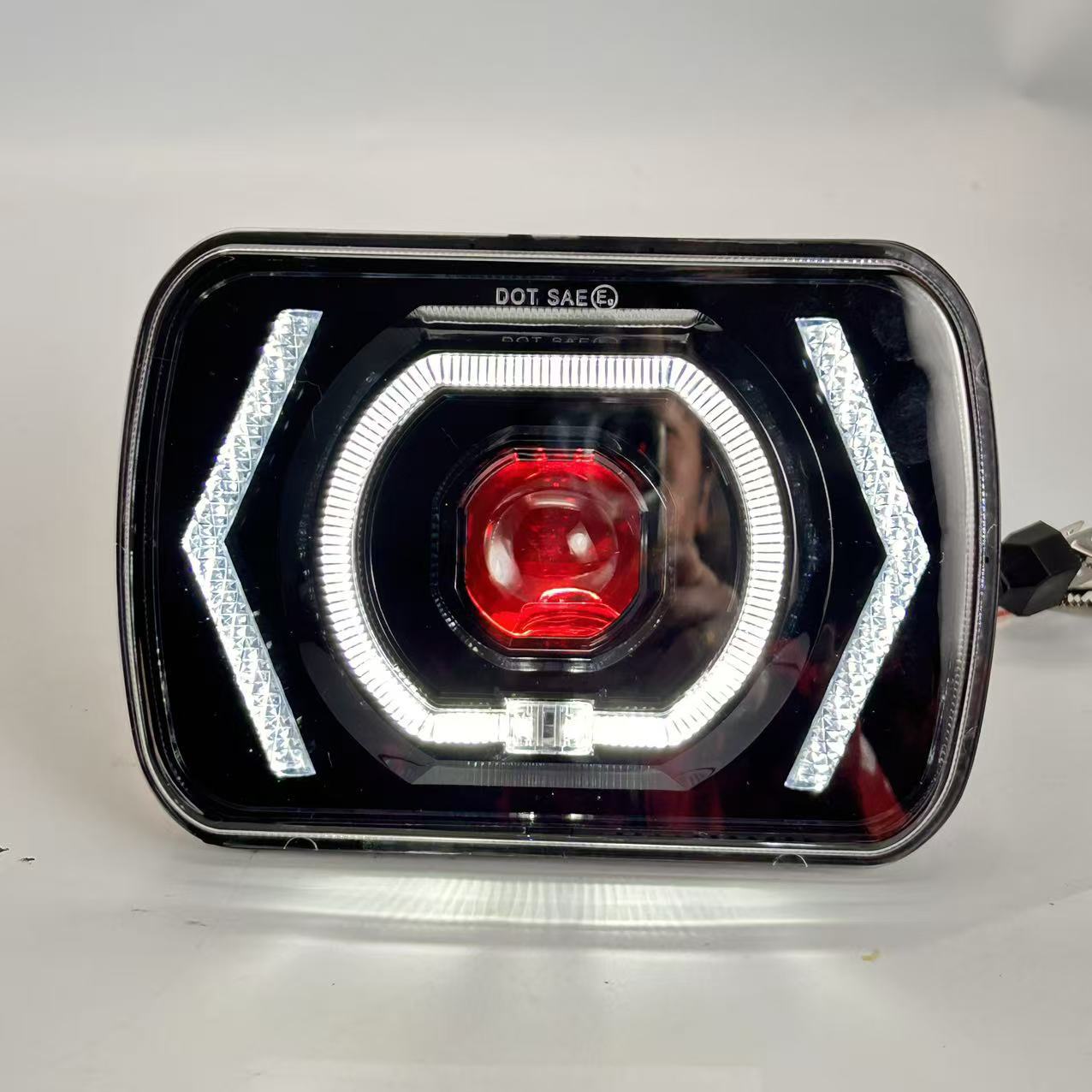 Lente de 7 pulgadas Wrangler faro rojo diablo ojo izquierdo y derecho con flecha auto modificado faro LED vehículo todoterreno