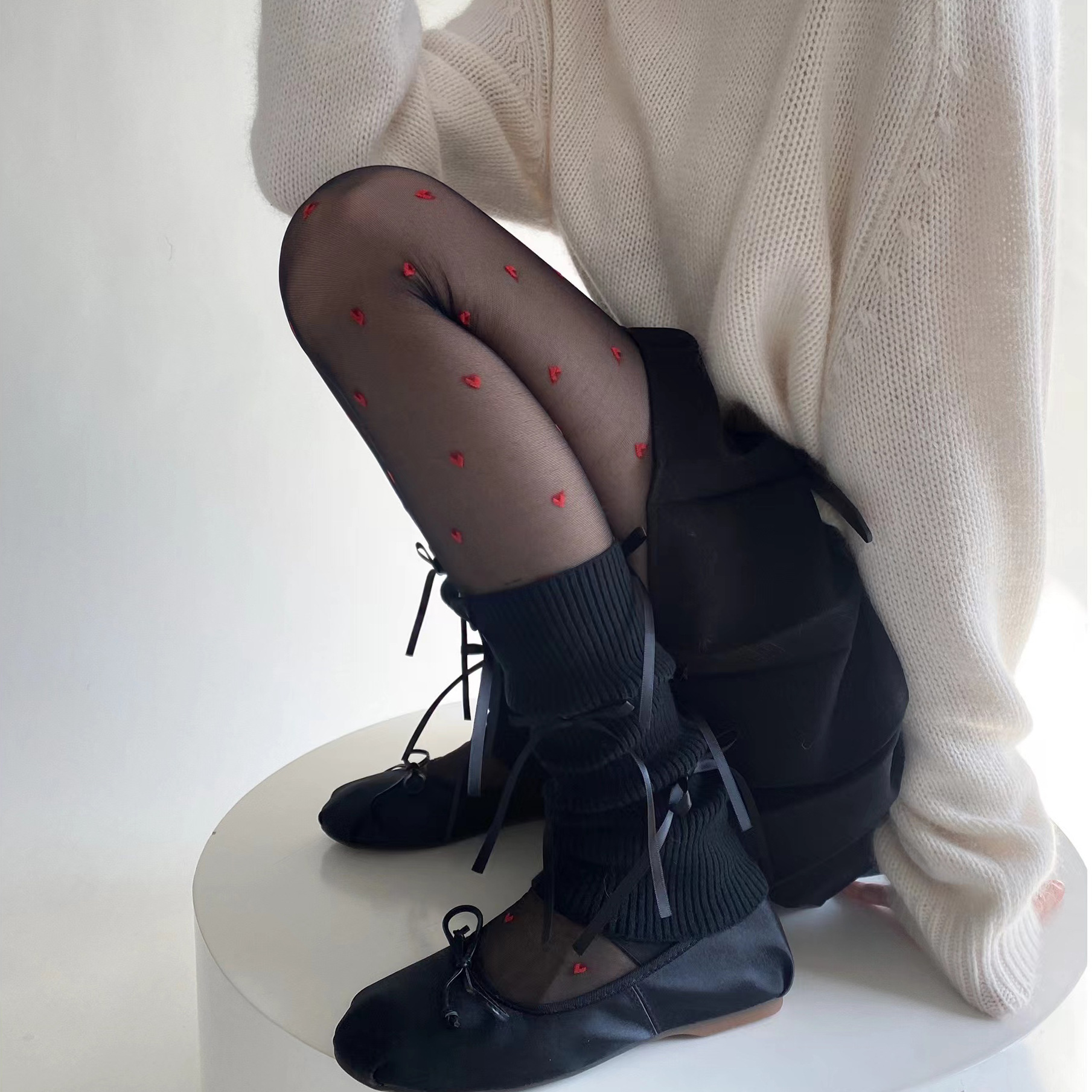 회색 배경에 검은 매듭