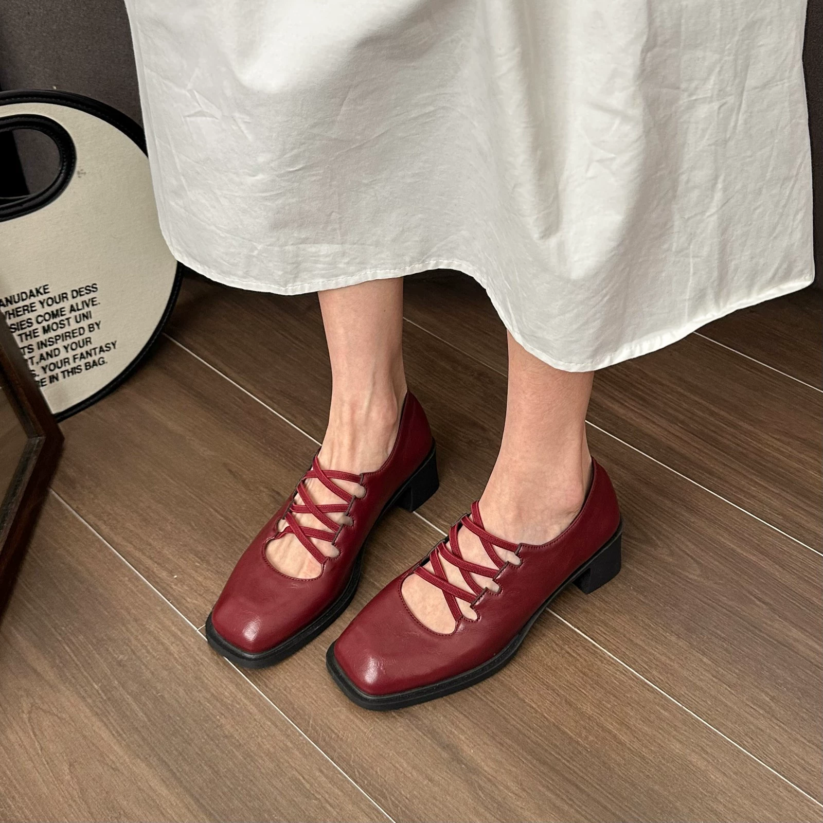 2025 весна и осень новые квадратные туфли Мэри Джейн женские ретро повседневные дикие человечки увеличивают модные кожаные туфли