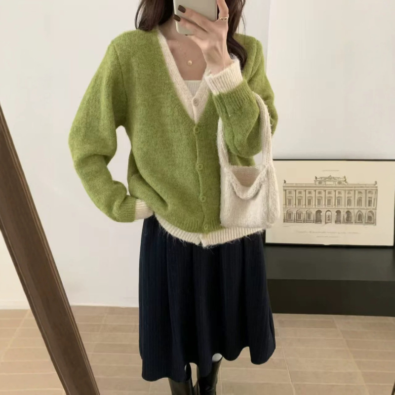 Faux two-piece design, color-block V-neck knitted cardigan, new autumn/winter collection, soft and comfortable, relaxed style, Korean-style sweater for women Faux two-piece design, color-block V-neck knitted cardigan, new autumn/winter collection, soft and comfortable, relaxed style, Korean-style sweater for women