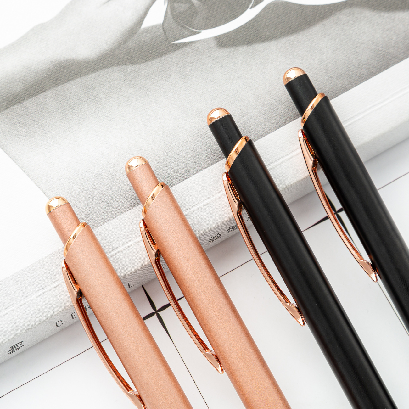 Presione el bolígrafo de metal de alto valor al por mayor bolígrafo de escritura de estudiantes regalos en stock bolígrafo de presión