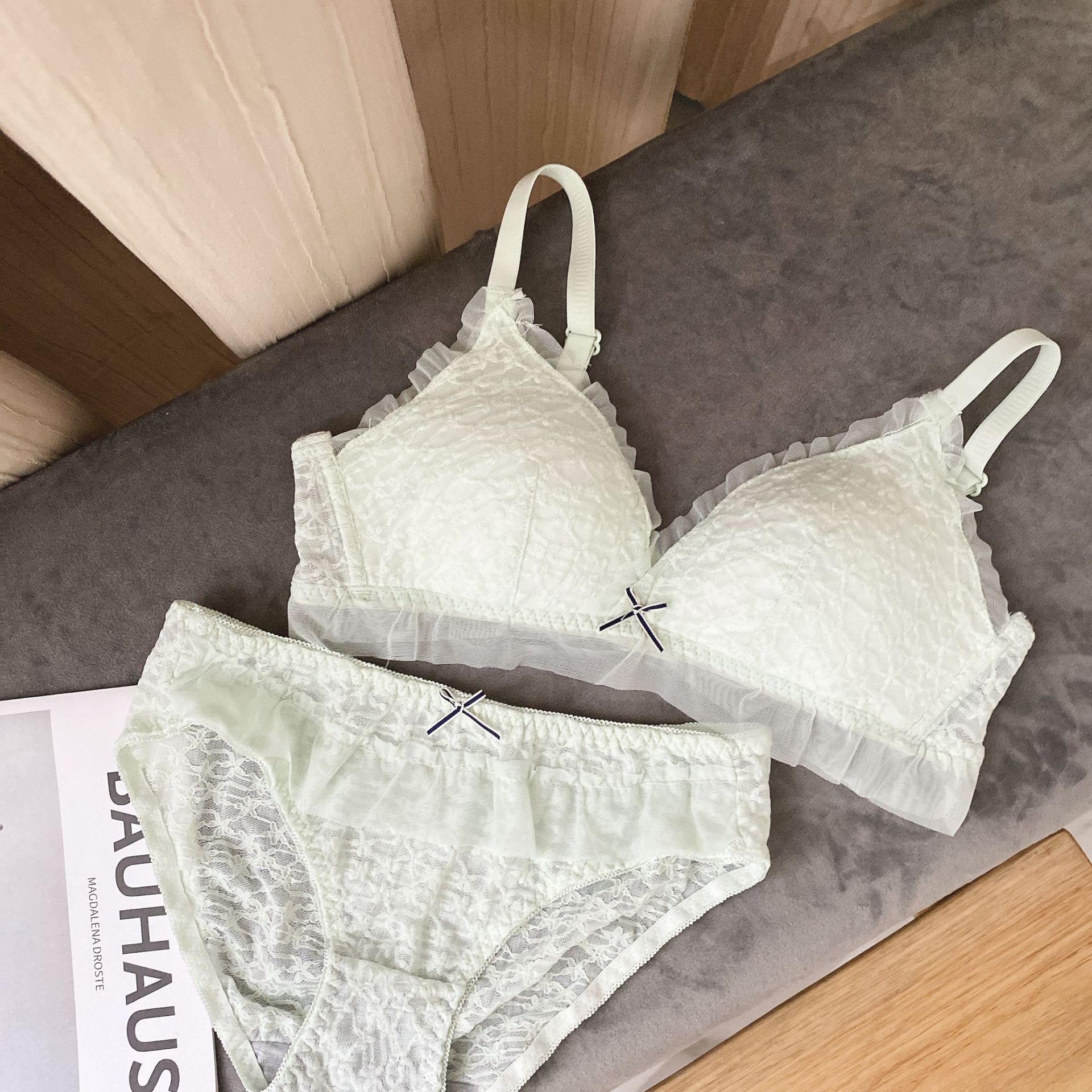 Ropa interior de encaje fino para niñas reunida sin anillo de acero, copa fija, recolección lateral de leche auxiliar, sujetador de soporte superior anti-caída