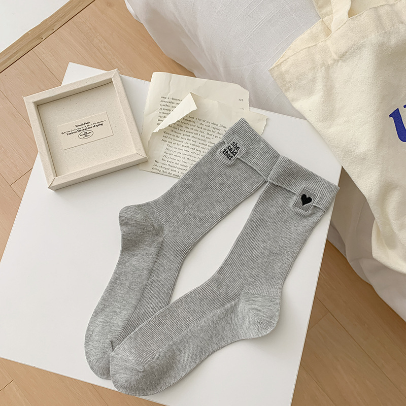 Calcetines de invierno de otoño sólido calcetines de algodón damas AB bordado tendencia vertical calcetines de pila Zhuji calcetines al por mayor