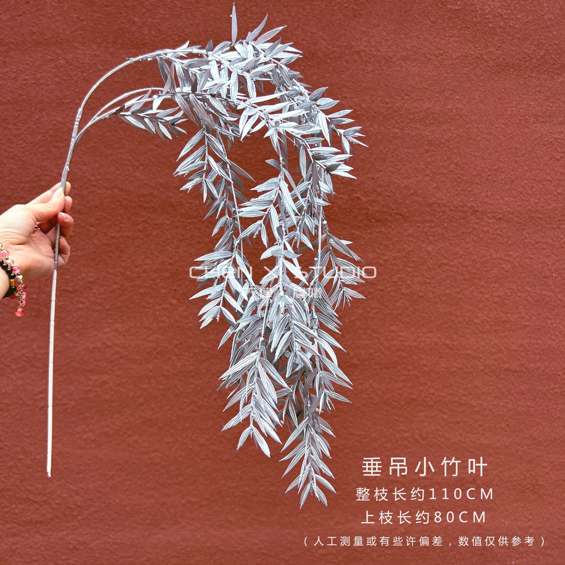 매달린 작은 대나무 잎