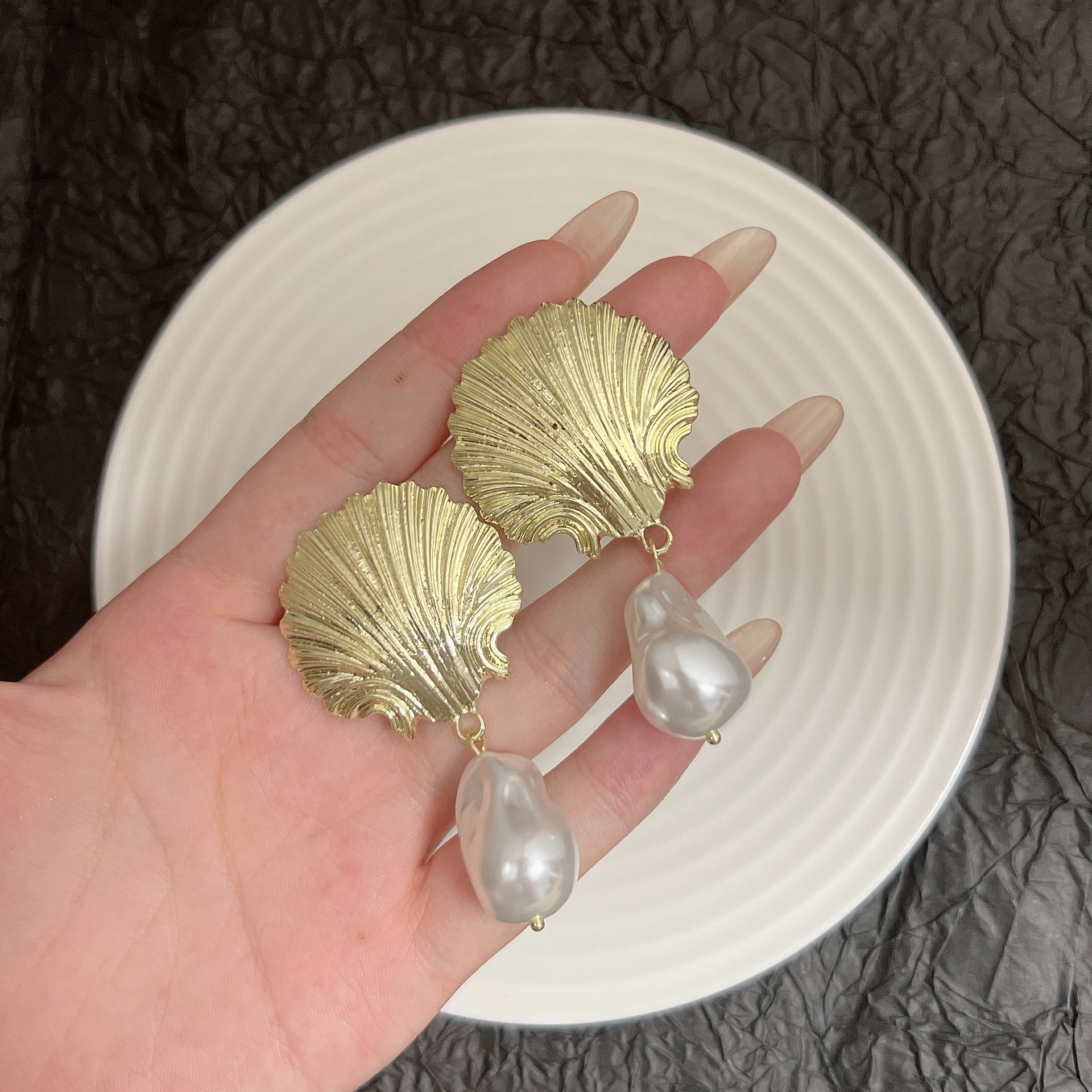 European and American Retro Cross-Border Popular Ginkgo Leaf Pearl Earrings, Fashionable Elegant, Personalized Creative Design and Unique Earrings