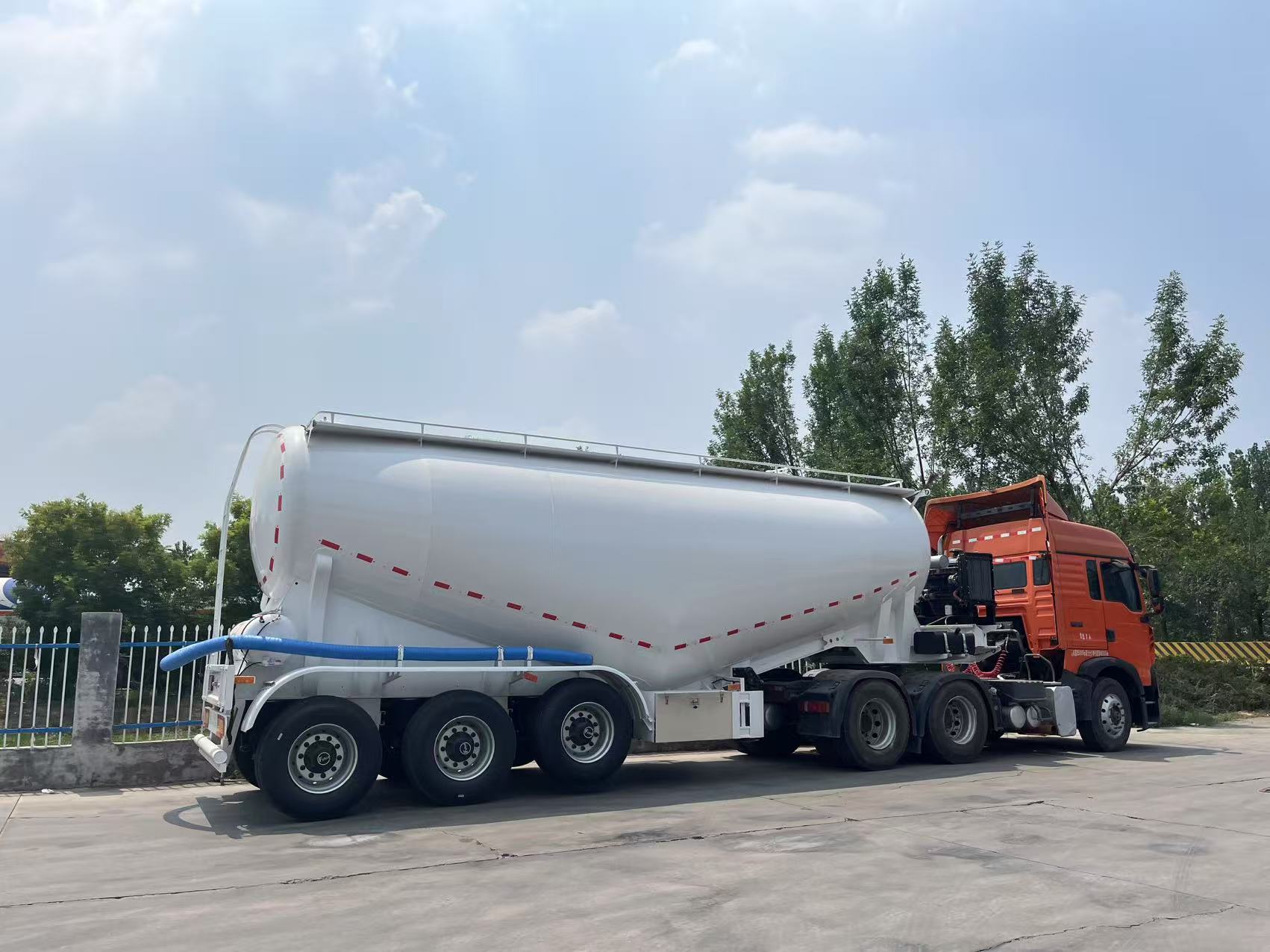 Cross-Border Powder and Granular Material Semi-Trailer 4-Axle Fly Ash Semi-Trailer Bulk Cement Tank Truck Semi-Trailer Powder Tank Truck