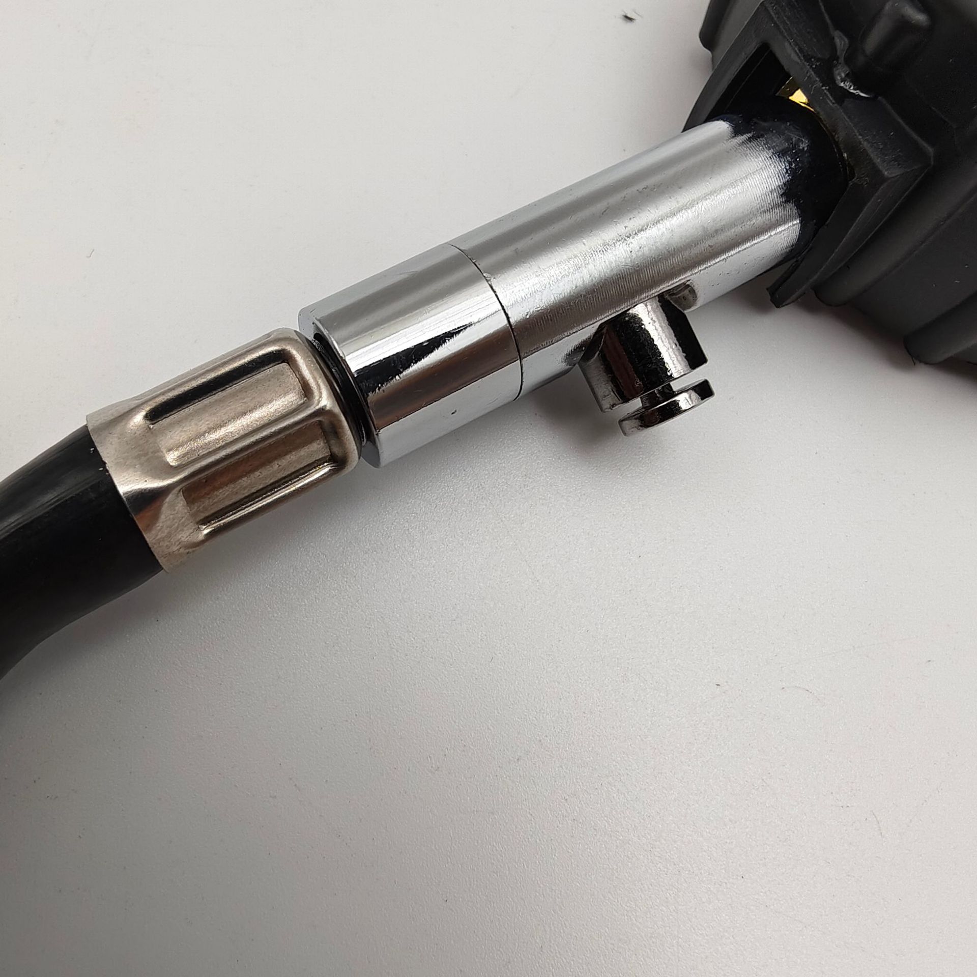 High-precision car tire pressure gauge, multifunctional with deflation function, long hose mechanical tire pressure gauge detector