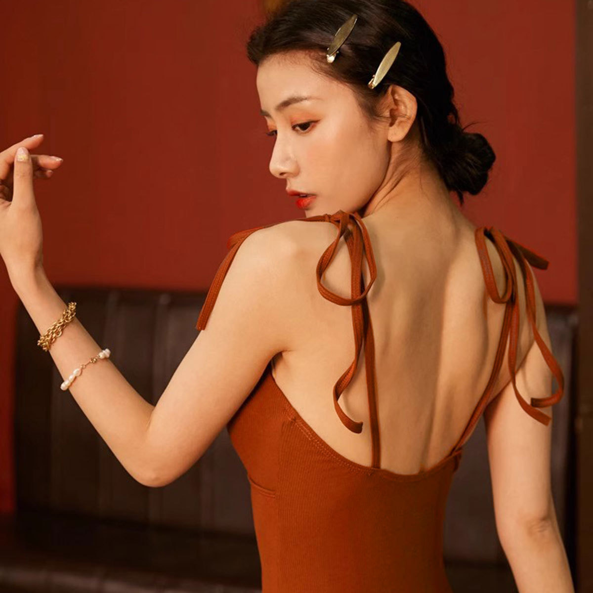 Traje de baño de una sola pieza de primavera caliente de una pieza de la muchacha de la correa v profunda sexy marrón retro coreano