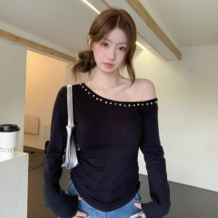 ホットアメリカンスタイルリベットオフショルダー長袖Tシャツ女性用秋ウエスト痩身プリーツワンショルダーオフショルダーボトムストップ