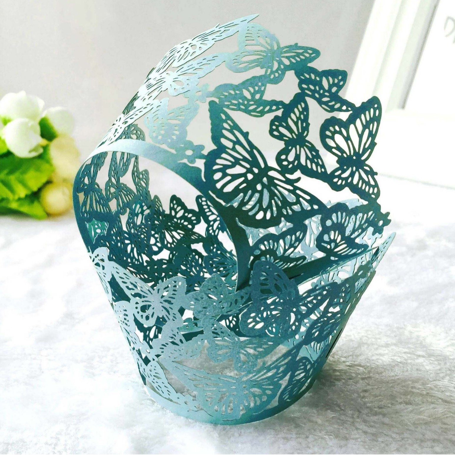 Amazon láser hueco mariposa taza de papel reflectante de oro pastel borde taza pastel hornear encaje en stock