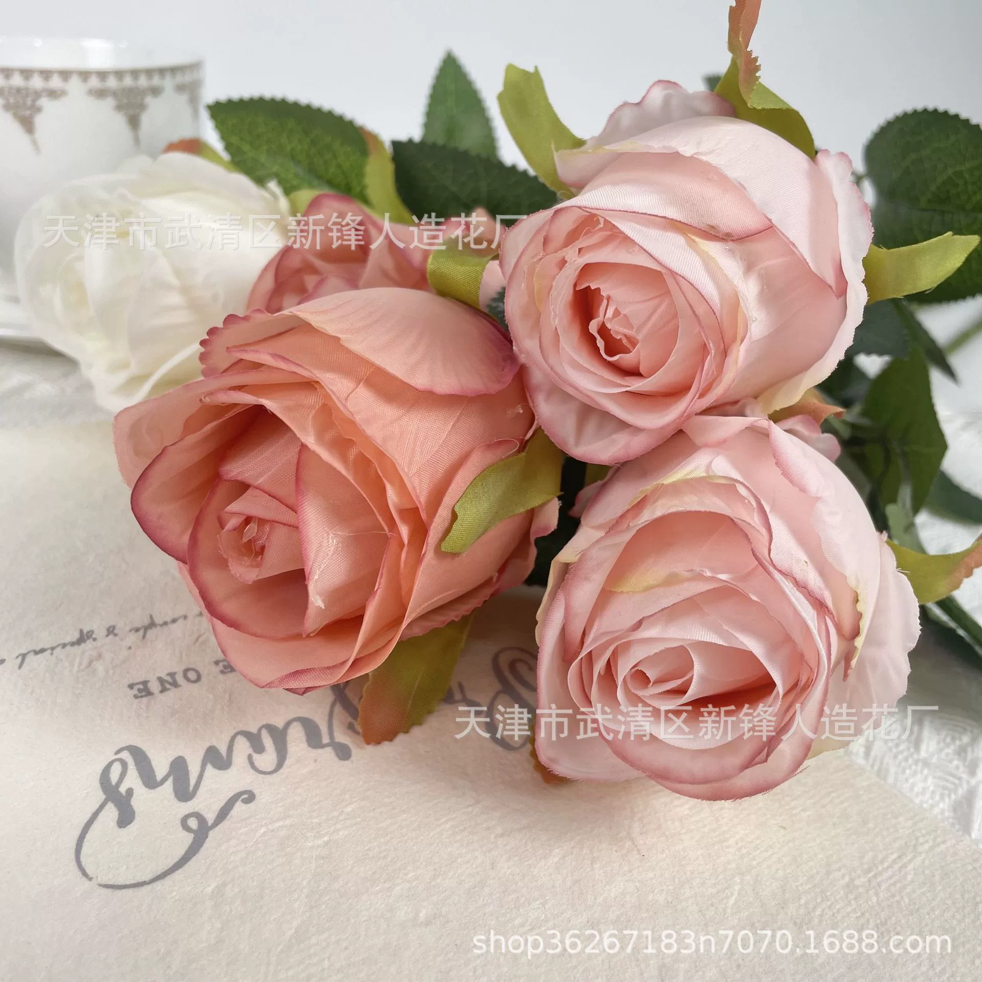 Розовая сливовая ложбинка Bulgarian False Flower Plastic Flower Decoration шелковый цветок Гостиная имитационная цветочная композиция для свадьбы