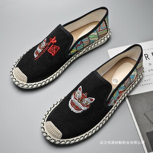 ������Ь�ļ�͸��Ь���п���ʿ�����ϱ���һ�_�ź�ɫ��Ь���e��Ь