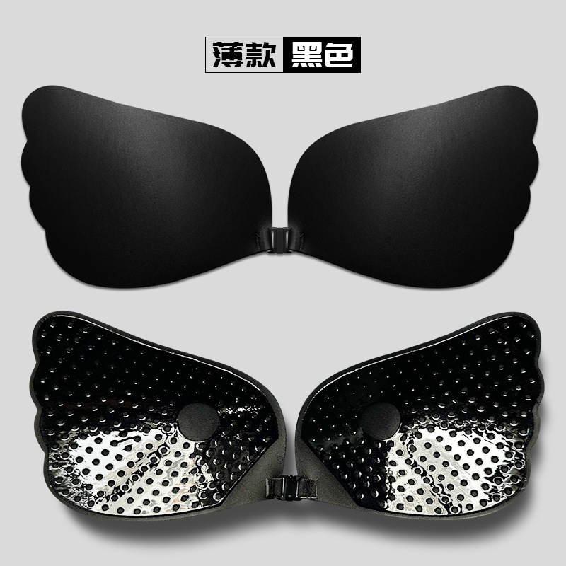 胸に女性がウェディングドレスを撮って、専用のコンタクトレンズの下着を撮って、胸に大きな胸を現します。|undefined