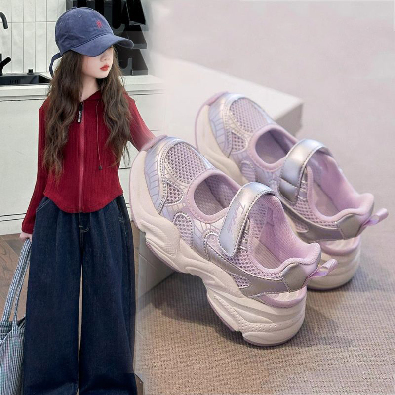 Sandalias cerradas para niñas, estilo nuevo de verano 2026, zapatillas de malla transpirables para niñas, zapatos de playa informales de malla para niñas