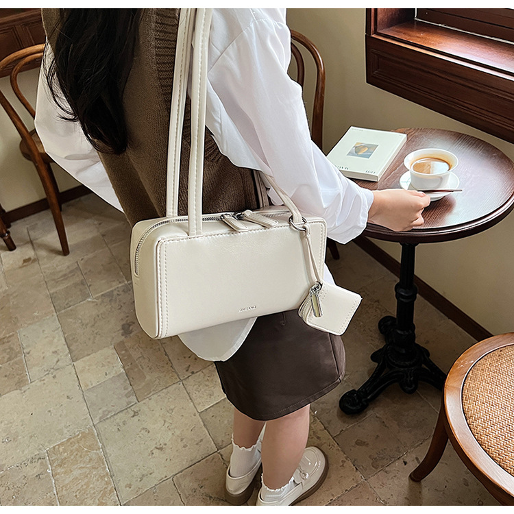 The 2024 new women's single-shoulder underarm bag is a simple and elegant commuting bag with a Korean-style niche design sense. It's a small square bag undefined